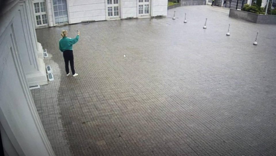 ФОТО: Додека Скопје се дави во смет, градоначалничката се фотографира пред Влада!