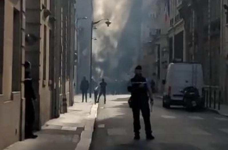ВИДЕО: Експлозии во близина на канцеларијата на францускиот премиер во Париз