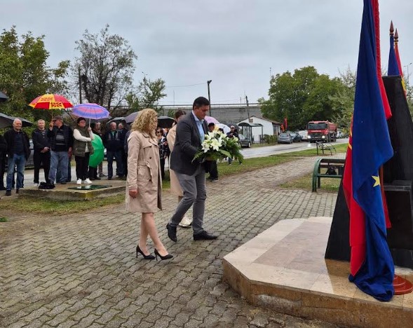 Положено свежо цвеќе пред споменикот на Васил Стојанов-Аџиларски