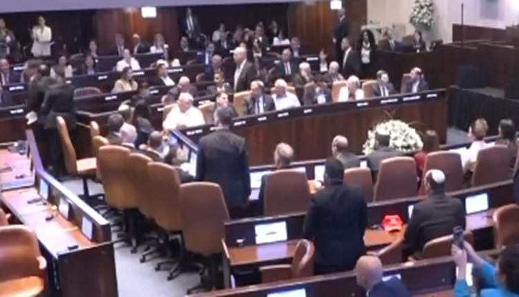 ИНЦИДЕНТ ВО ИЗРАЕЛСКИОТ КНЕСЕТ Говорот на Трамп прекинат, обезбедувањето веднаш реагираше (ВИДЕО)