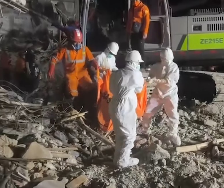 Индонезија: Бројот на жртви во урнатото исламско училиште се зголеми на 54 (ВИДЕО)