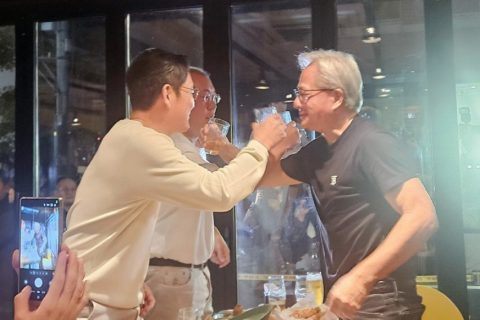 Шефовите на „Nvidia“, „Samsung“ и „Hyundai“ јаделе пилешко, пиеле пиво – и на крајот им ja платиле сметката на сите присутни