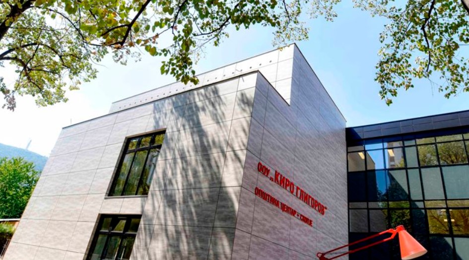 СКАНДАЛ ВО ЦЕНТАР: Ученичка нападнала три наставнички, директорката не дозволила да се пријави инцидентот поради изборите?