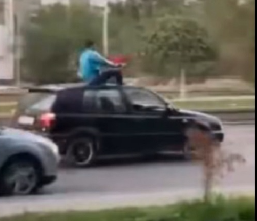 Уапсени суртуците кои дивееја и се возеа на покрив на Голф ТРОЈКА по скопска Партизанска