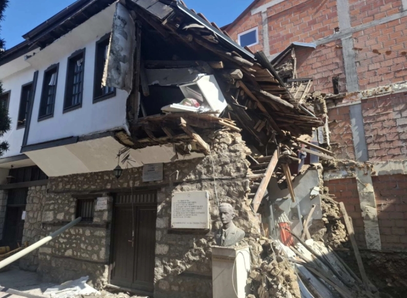 Срушен ѕид од стара струшка куќа, заштитена како културно наследство при изведба на градежни работи на индивидуален објект