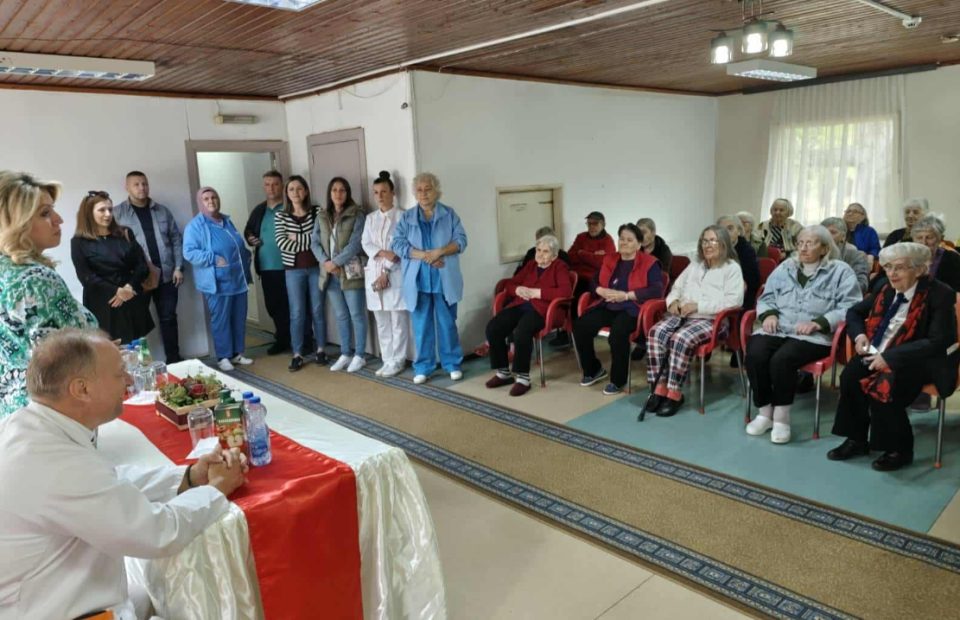 Сопругата на премиерот, Рози Мицкоска, покажа голема почит кон старите лица (ФОТОГАЛЕРИЈА)