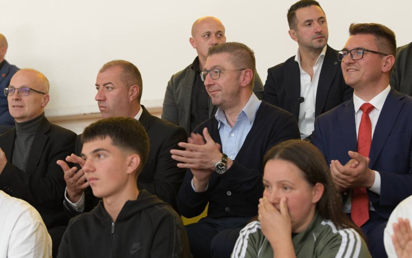 Мицкоски: На пауза помеѓу митинзи, малку спорт