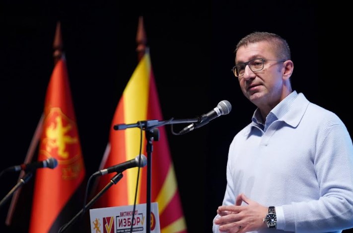 Мицкоски до Ахмети: Политиките на ДУИ ја испразнија Македонија и го намалија бројот на ученици Албанци