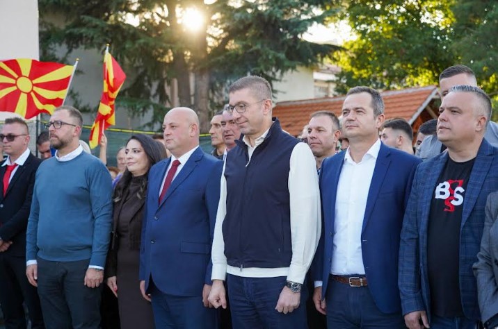 Мицкоски: Има политичари кои живеат ОД Македонија и граѓаните, а ние живееме ЗА државата и народот