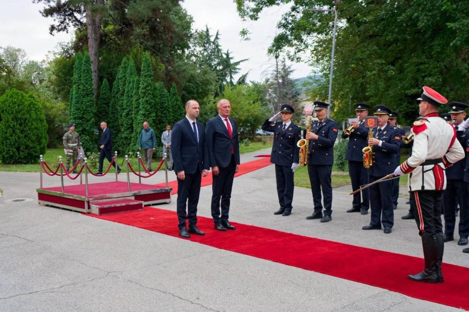 Средба Мисајловски – Хелез: Го зајакнуваме партнерството и довербата во областа на одбраната