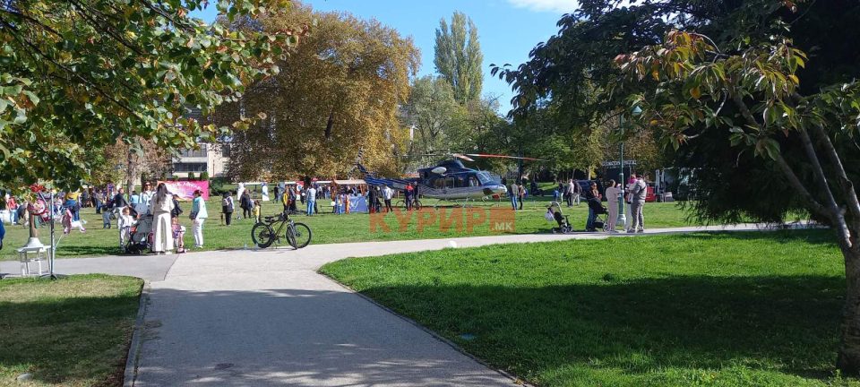 ФОТО: Хеликоптер на МВР слета во Градски парк