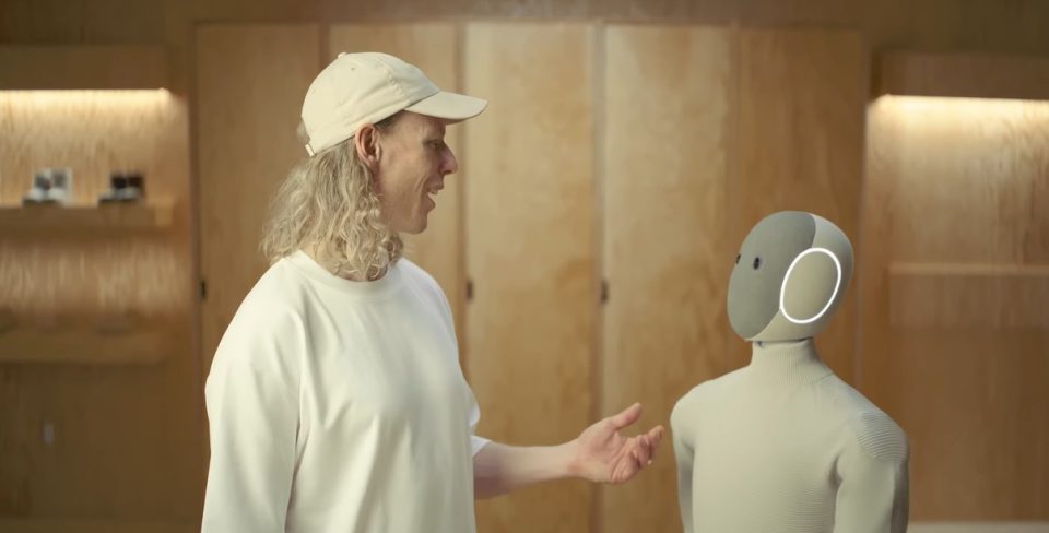 ВИДЕО: Претставен „Neo“ – домашен робот кој мие садови и раскажува вицеви за 20.000 долари