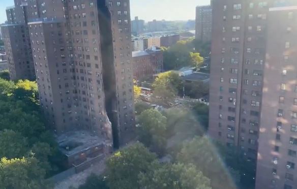 ВИДЕО: Се урна дел од облакодер во Њујорк