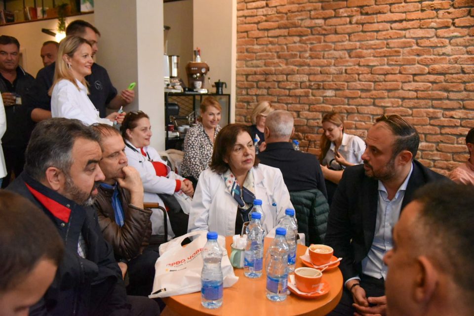 Ѓорѓиевски на дружба со доктори од Клинички центар: Ќе ја регулираме состојбата со паркирањето