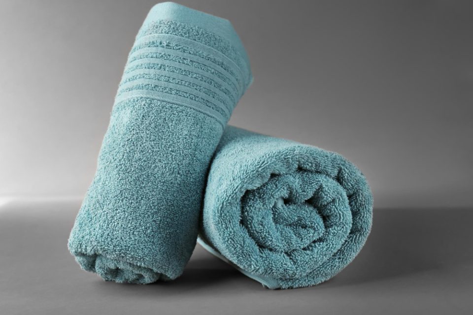 За што служи лентата од различна ткенина на пешкирот