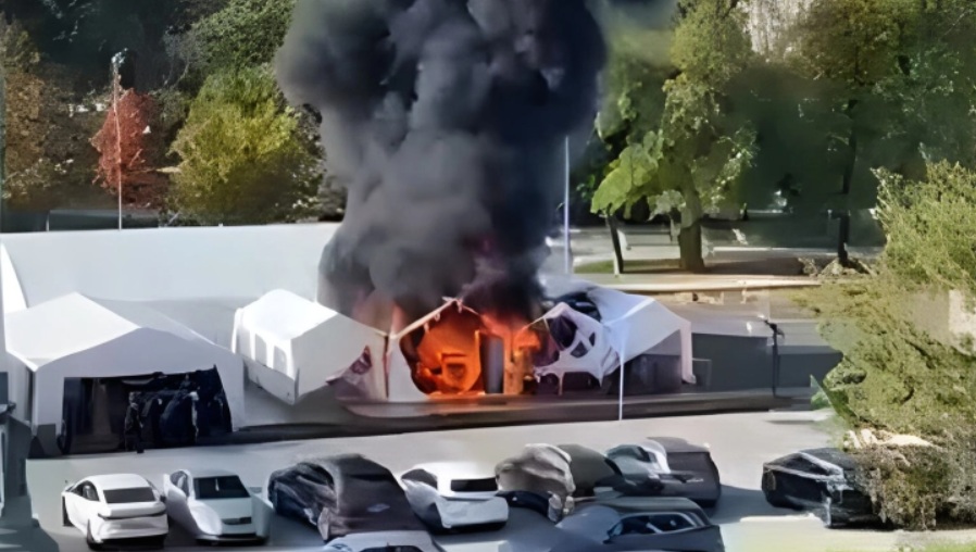 ВИДЕО: ИСТРЕЛИ И ПОЖАР ВО ШАТОР ПРЕД СРПСКОТО СОБРАНИЕ Едно лице уапсено и едно рането пред закажаната седница