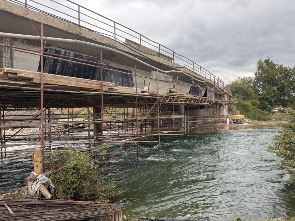 ФОТО: Се санира 50 метарскиот мост на Вардар кај Здуње