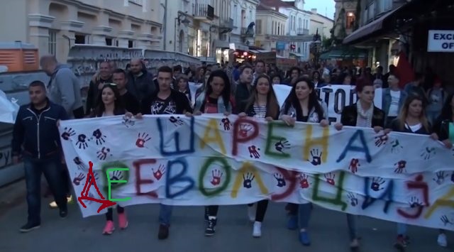 КОЛУМНА НА ПОП-АРСОВ: Од „шарена револуција“ до „шарена резолуција“