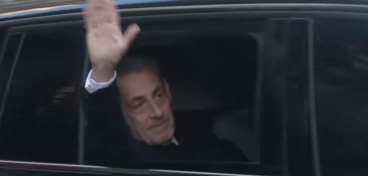 Саркози има посебен третман во затвор