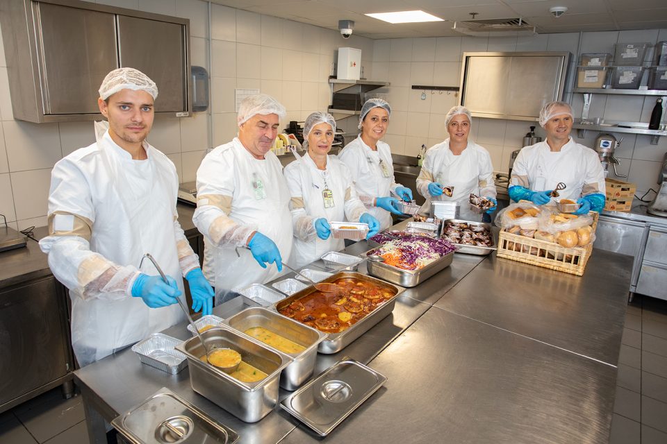 ТАВ Македонија донираше готвени оброци за 110 бездомни лица во Пунктот за бездомници на Црвениот Крст