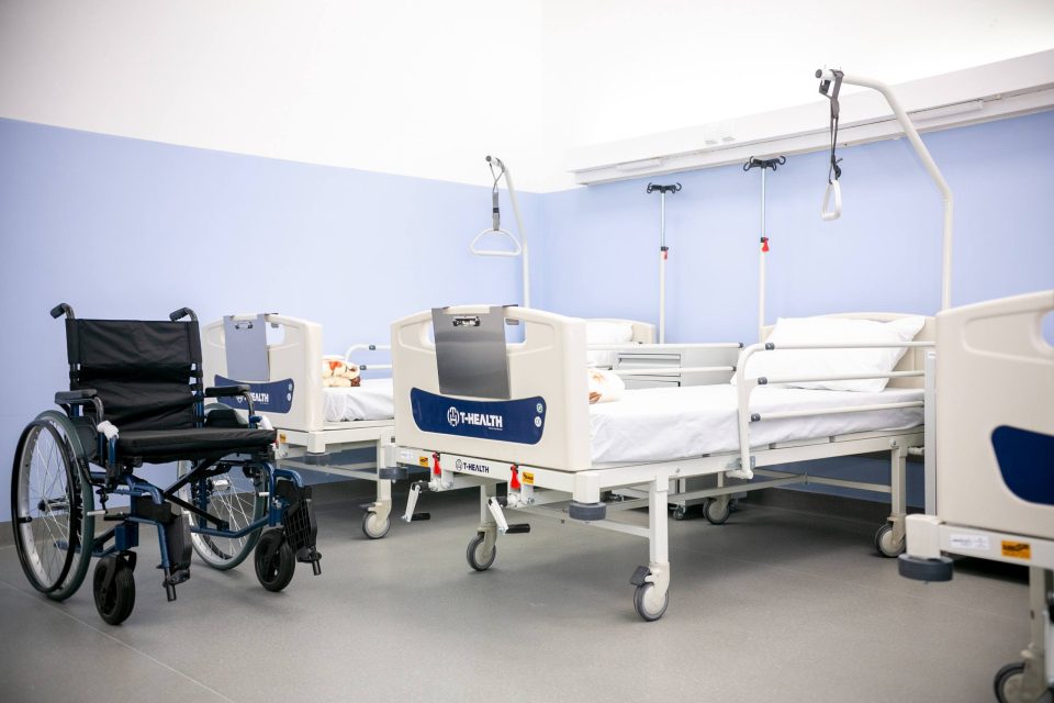 На Клиниката за ТОАРИЛУЦ се вработени осум доктори на специјализација, четири доктори на медицина, 22 болничари, 12 хигиеничари и 20 медицински сестри