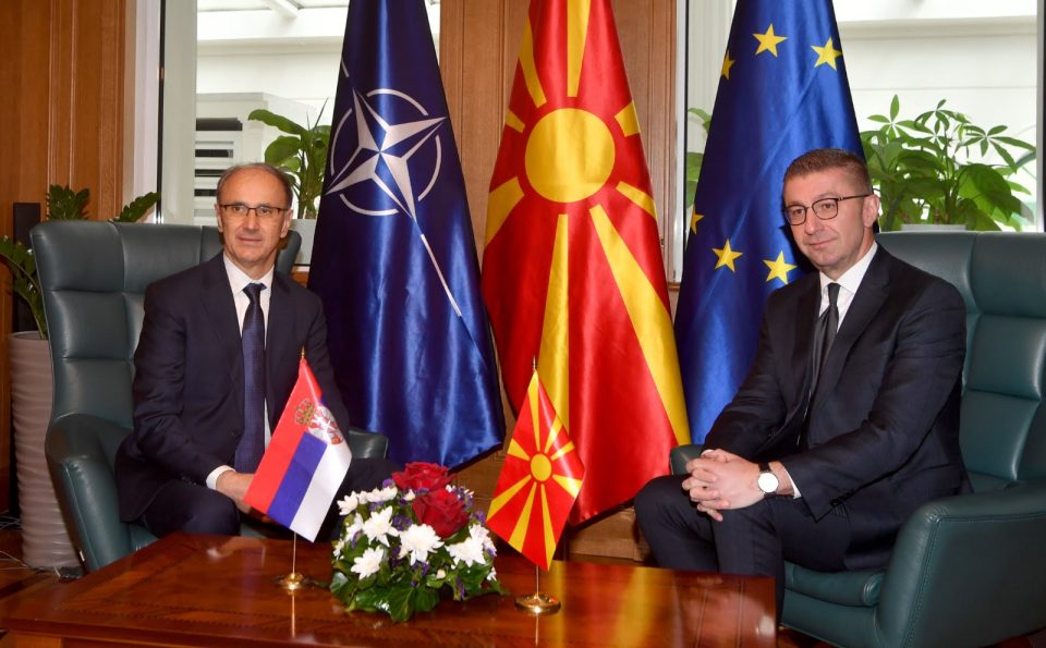 Премиерот Мицкоски оствари средба со српскиот премиер Мацут