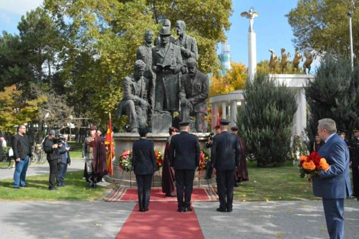 Положено цвеќе на споменикот „Основачи на ВМРО“ во паркот „Жена борец“