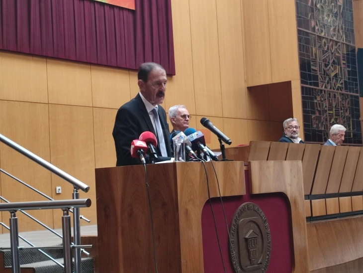 Попов: Македонската азбука и македонскиот стандарден јазик не се „вештачка конструкција”