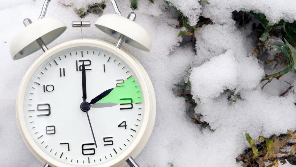 Ноќеска почнува зимското сметање на времето