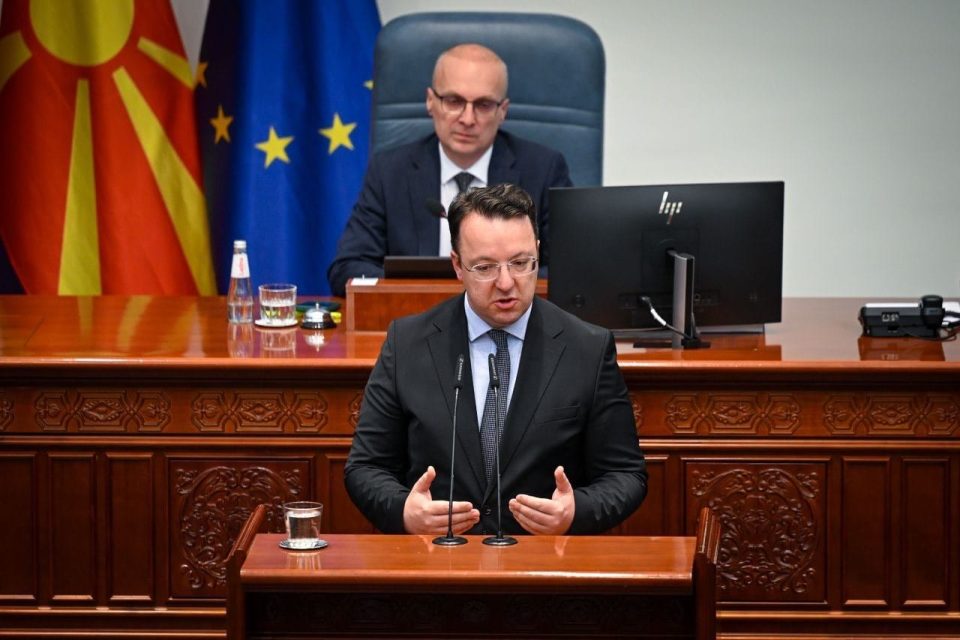 Николоски: Ќе набавиме најмалку 5 нови електрични локомотиви