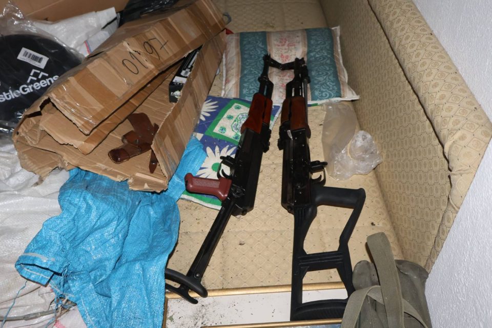 Претрес во охридско, пронајдени  голема количина дрога, оружје и муниција