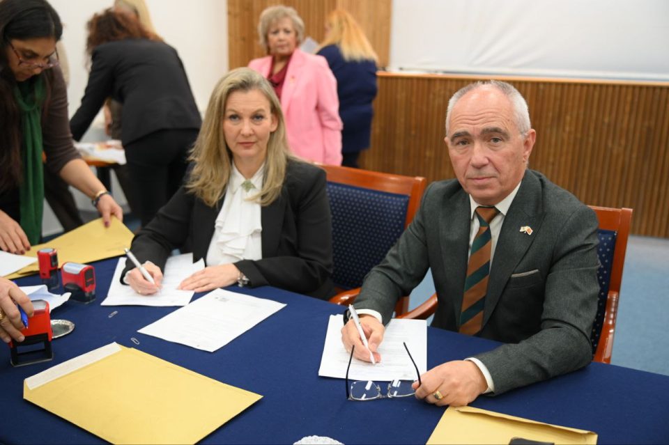 Потпишан договорот за поддршка на проектот „Инклузија на деца роми во јавните општински установи – детски градинки“