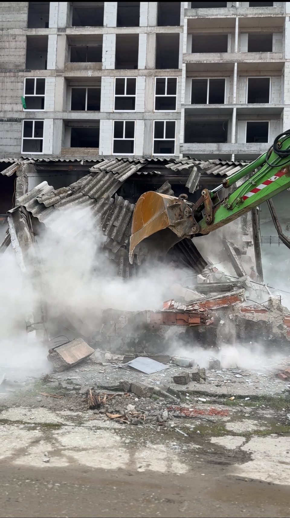 Се руши дивоградба во Кисела Вода