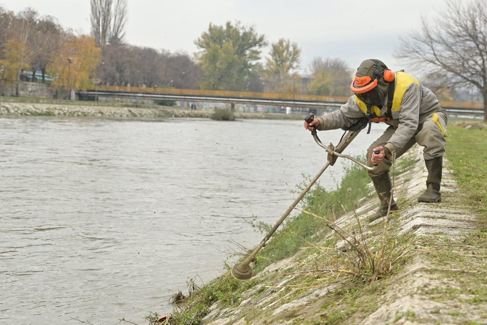 ФОТО. Се чисти кејот на Вардар