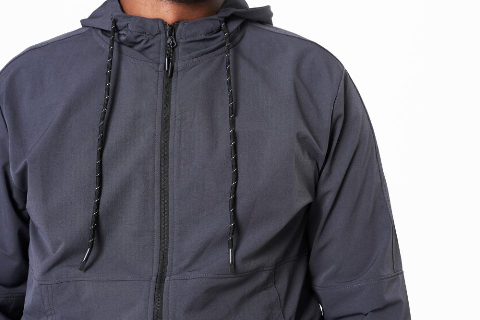 Кога перете зимска јакна, ОВА е клучно: Еве што да ставите во машината за да биде како нова