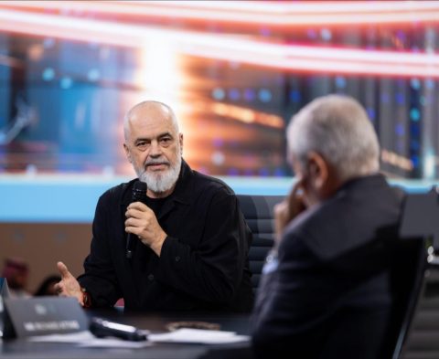 Во Албанија од 1 јануари минимална плата 500 евра, до крајот на мандатот 700 евра, објави Рама