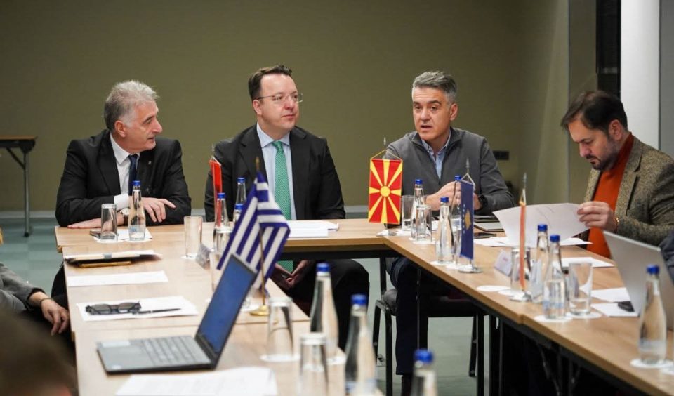 Николоски: Заштитата на Охридското езеро и басенот на река Црн Дрим е приоритет за Владата