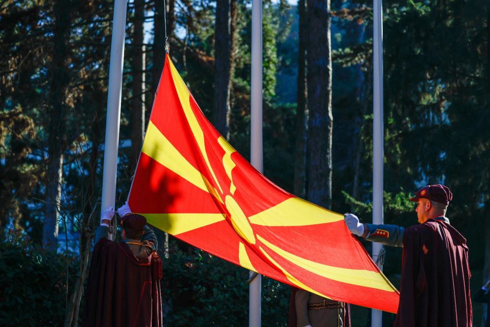 Церемонија на свечено менување на државното знаме во Кабинетот на Сиљановска-Давкова