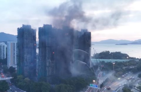 Истрагата за пожарот во Хонг Конг откри небезбедна мрежа на градилиште, уапсени 11 лица