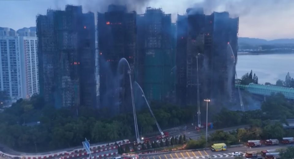 Во пожарот во Хонг Конг загинаа најмалку 94 луѓе