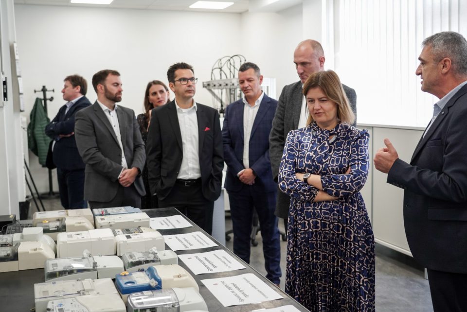 Контролата на броилата предуслов за доверба во енергетскиот систем – Божиновска во посета на лабораторијата на Електродистрибуција