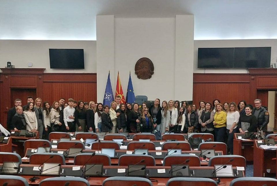 Ученици и наставници од Скопје и Таранто во посета на Собранието
