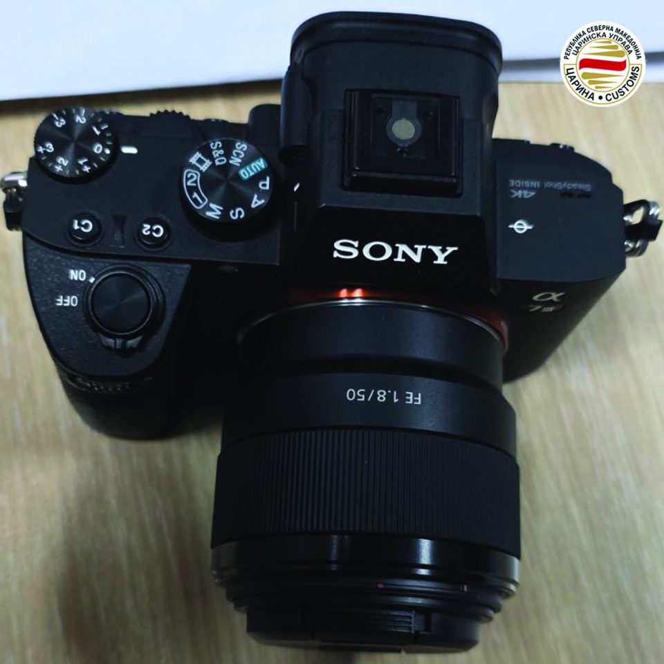 (ФОТО) Царинска Управа заплени поголема количина стока меѓу кои фотоапарати и М-ТАГ апарати