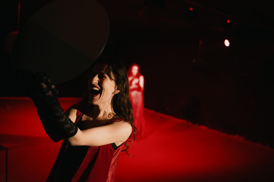 „Слугинките“ на Агнес Нокшиќи и ВР перформанс вечерва на 50 МОТ