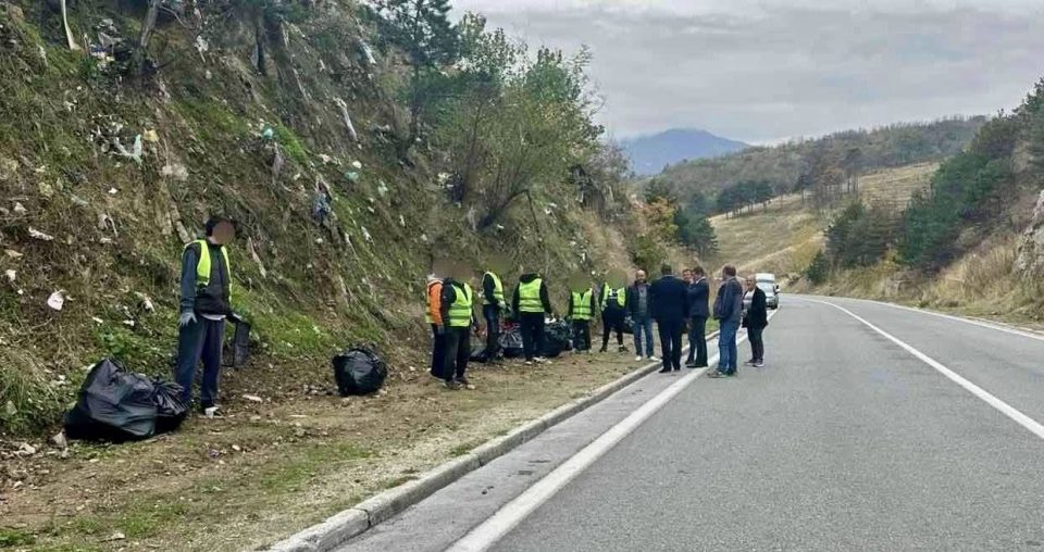 Лица од КПУ Затвор – Битола активно учествуваат во чистење и уредување на просторите покрај магистралниот пат