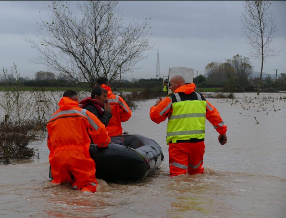 Во Албанија невремето предивика големи проблеми