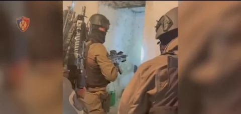 Во антитерористичка акција во Албанија уапсени две лица, запленети оружје, муниција и знамиња на ИСИС