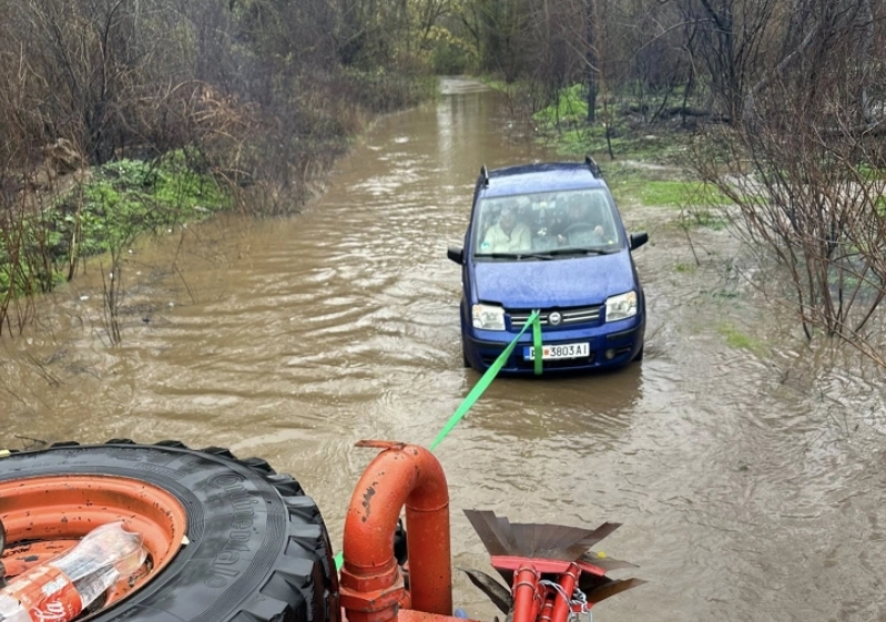 Пожарникарите од Старо Нагоричане извлекоа две лица со автомобил заглавени во надојдената вода на Пчиња кај Стрновац