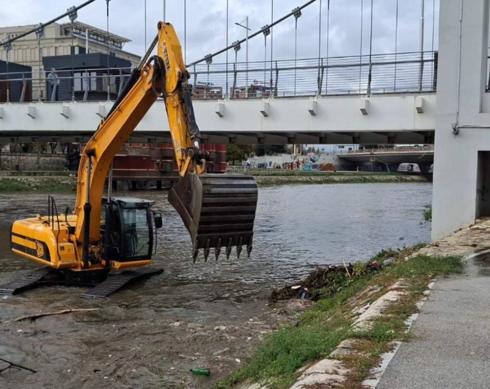 Багери влегоа во Вардар: Се чисти коритото на реката (ВИДЕО)