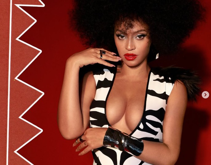 ФОТО: Деколтето „пука“, а таа само се смешка: Славната пејачка ги привлече сите погледи на Формула 1 трката